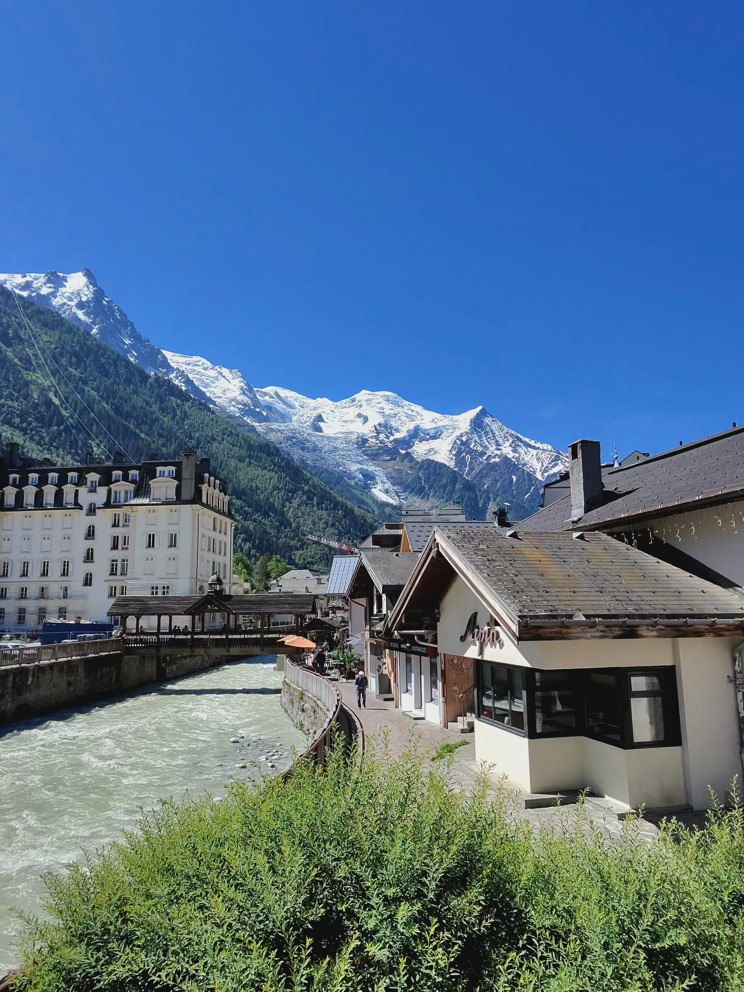 Vue du village alpin de Chamonix au pied du Mont-Blanc